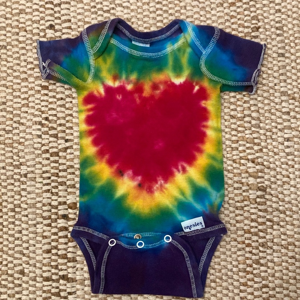 SOLD Vintage Tie Dye Onesie Heart Rainbow Size Newborn to 12 lbs Short sleeve